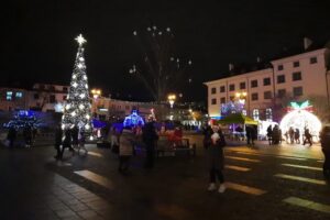 16.12.2021. Ostrowiec Św. Pierwszy dzień kiermaszu świątecznego / Emilia Sitarska / Radio Kielce