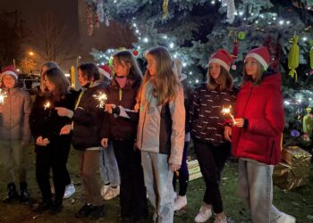 15.12.2021. Ostrowiec Św. Rozświetlenie osiedlowej choinki / Emilia Sitarska / Radio Kielce