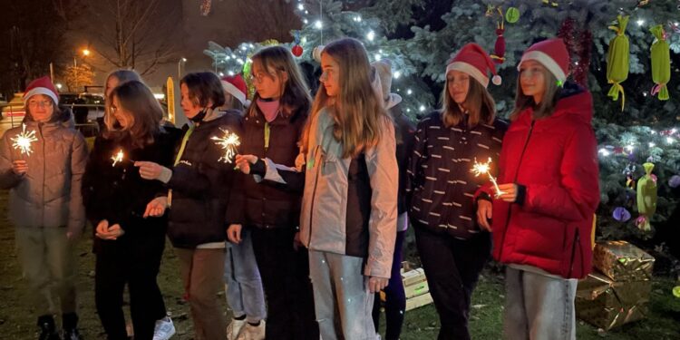 15.12.2021. Ostrowiec Św. Rozświetlenie osiedlowej choinki / Emilia Sitarska / Radio Kielce