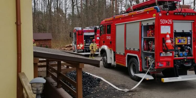 18.12.2021. Staszów. Pożar drewnianej karczmy / PSP