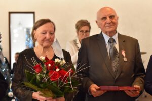 02.12.2021. Końskie. 19 par odebrało prezydencki Medal za Długoletnie Pożycie Małżeńskie. Na zdjęciu: Stanisław i Marianna Pietrasowie / Magdalena Galas-Klusek / Radio Kielce