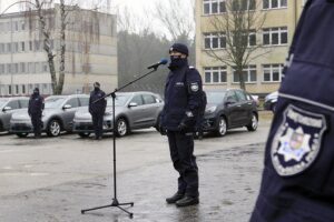 16.12.2021. Kielce. Przekazanie elektrycznych aut świętokrzyskim policjantom. Na zdjęciu: nadinspektor Jarosław Kaleta - Komendant Wojewódzki Policji w Kielcach / Robert Felczak / Radio Kielce