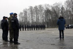 16.12.2021. Kielce. Przekazanie elektrycznych aut świętokrzyskim policjantom / Robert Felczak / Radio Kielce