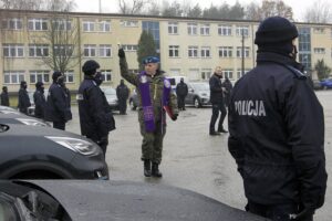 16.12.2021. Kielce. Przekazanie elektrycznych aut świętokrzyskim policjantom / Robert Felczak / Radio Kielce