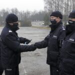 16.12.2021. Kielce. Przekazanie elektrycznych aut świętokrzyskim policjantom. Na zdjęciu: kluczyki do nieoznakowanych radiowozów przekazał nadinspektor Jarosław Kaleta - Komendant Wojewódzki Policji w Kielcach / Robert Felczak / Radio Kielce