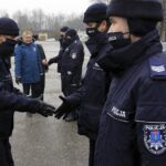 16.12.2021. Kielce. Przekazanie elektrycznych aut świętokrzyskim policjantom. Na zdjęciu: kluczyki do nieoznakowanych radiowozów przekazał nadinspektor Jarosław Kaleta - Komendant Wojewódzki Policji w Kielcach / Robert Felczak / Radio Kielce