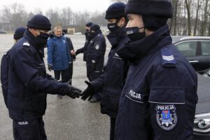 16.12.2021. Kielce. Przekazanie elektrycznych aut świętokrzyskim policjantom. Na zdjęciu: kluczyki do nieoznakowanych radiowozów przekazał nadinspektor Jarosław Kaleta - Komendant Wojewódzki Policji w Kielcach / Robert Felczak / Radio Kielce