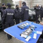 16.12.2021. Kielce. Przekazanie elektrycznych aut świętokrzyskim policjantom / Robert Felczak / Radio Kielce