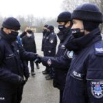 16.12.2021. Kielce. Przekazanie elektrycznych aut świętokrzyskim policjantom. Na zdjęciu: kluczyki do nieoznakowanych radiowozów przekazał nadinspektor Jarosław Kaleta - Komendant Wojewódzki Policji w Kielcach / Robert Felczak / Radio Kielce