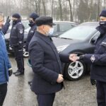 16.12.2021. Kielce. Przekazanie elektrycznych aut świętokrzyskim policjantom. Na zdjęciu: kluczyki do nieoznakowanych radiowozów przekazali Zbigniew Koniusz - wojewoda świętokrzyski (z lewej) i Ryszard Gliwiński - prezes Wojewódzkiego Funduszu Ochrony Środowiska i Gospodarki Wodnej w Kielcach (w środku) / Robert Felczak / Radio Kielce