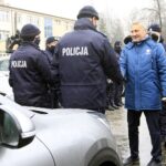 16.12.2021. Kielce. Przekazanie elektrycznych aut świętokrzyskim policjantom. Na zdjęciu: kluczyki do nieoznakowanych radiowozów przekazał Zbigniew Koniusz - wojewoda świętokrzyski / Robert Felczak / Radio Kielce