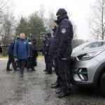 16.12.2021. Kielce. Przekazanie elektrycznych aut świętokrzyskim policjantom. Na zdjęciu: kluczyki do nieoznakowanych radiowozów przekazał Zbigniew Koniusz - wojewoda świętokrzyski / Robert Felczak / Radio Kielce