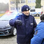 16.12.2021. Kielce. Przekazanie elektrycznych aut świętokrzyskim policjantom. Na zdjęciu: nadinspektor Jarosław Kaleta - Komendant Wojewódzki Policji w Kielcach i Zbigniew Koniusz - wojewoda świętokrzyski / Robert Felczak / Radio Kielce