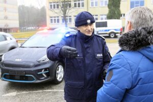 16.12.2021. Kielce. Przekazanie elektrycznych aut świętokrzyskim policjantom. Na zdjęciu: nadinspektor Jarosław Kaleta - Komendant Wojewódzki Policji w Kielcach i Zbigniew Koniusz - wojewoda świętokrzyski / Robert Felczak / Radio Kielce