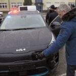 16.12.2021. Kielce. Przekazanie elektrycznych aut świętokrzyskim policjantom / Robert Felczak / Radio Kielce