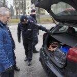 16.12.2021. Kielce. Przekazanie elektrycznych aut świętokrzyskim policjantom / Robert Felczak / Radio Kielce