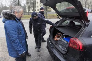 16.12.2021. Kielce. Przekazanie elektrycznych aut świętokrzyskim policjantom / Robert Felczak / Radio Kielce