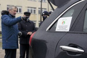 16.12.2021. Kielce. Przekazanie elektrycznych aut świętokrzyskim policjantom / Robert Felczak / Radio Kielce