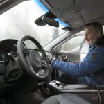 16.12.2021. Kielce. Przekazanie elektrycznych aut świętokrzyskim policjantom. Na zdjęciu: Zbigniew Koniusz - wojewoda świętokrzyski / Robert Felczak / Radio Kielce