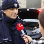 16.12.2021. Kielce. Przekazanie elektrycznych aut świętokrzyskim policjantom. Na zdjęciu: nadinspektor Jarosław Kaleta - Komendant Wojewódzki Policji w Kielcach / Robert Felczak / Radio Kielce