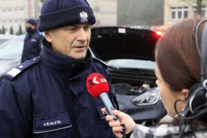 16.12.2021. Kielce. Przekazanie elektrycznych aut świętokrzyskim policjantom. Na zdjęciu: nadinspektor Jarosław Kaleta - Komendant Wojewódzki Policji w Kielcach / Robert Felczak / Radio Kielce