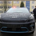 16.12.2021. Kielce. Przekazanie elektrycznych aut świętokrzyskim policjantom / Robert Felczak / Radio Kielce