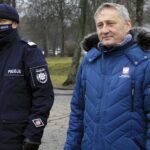 16.12.2021. Kielce. Przekazanie elektrycznych aut świętokrzyskim policjantom. Na zdjęciu (z prawej): Zbigniew Koniusz - wojewoda świętokrzyski  / Robert Felczak / Radio Kielce