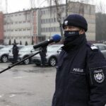 16.12.2021. Kielce. Przekazanie elektrycznych aut świętokrzyskim policjantom. Na zdjęciu: nadinspektor Jarosław Kaleta - Komendant Wojewódzki Policji w Kielcach / Robert Felczak / Radio Kielce