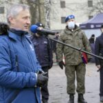 16.12.2021. Kielce. Przekazanie elektrycznych aut świętokrzyskim policjantom. Na zdjęciu (z lewej): Zbigniew Koniusz - wojewoda świętokrzyski / Robert Felczak / Radio Kielce