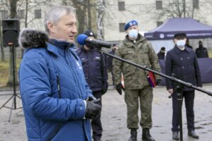 16.12.2021. Kielce. Przekazanie elektrycznych aut świętokrzyskim policjantom. Na zdjęciu (z lewej): Zbigniew Koniusz - wojewoda świętokrzyski / Robert Felczak / Radio Kielce