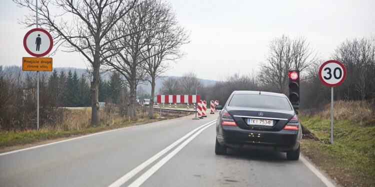 Chrusty. 02.12.2019. Remont drogi na odcinku Chrusty - Lekomin / Wiktor Taszłow / Radio Kielce