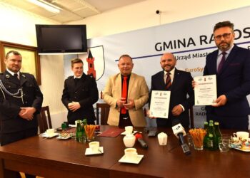 31.12.2021. Radoszyce. Przekazanie wsparcia dla strażaków. Na zdjęciu (od lewej): Łukasz Janiszewski - komendant gminny OSP, Paweł Szmit - prezes OSP w Węgrzynie, Michał Pękala - burmistrz Radoszyc, Mariusz Gosek - poseł, Tomasz Jamka - członek zarządu województwa świętokrzyskiego / Magdalena Galas-Klusek / Radio Kielce