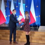 Odbiór dyplomu przez Aleksandrę Gawryjołek / Magdalena Słoma