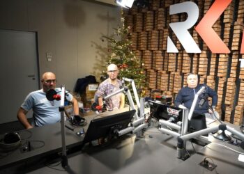 20.12.2021. Radio Kielce. Na zdjęciu (od lewej): Jaromir Kruk - tygodnik Piłka Nożna, Damian Wysocki - Radio eM Kielce, Jakub Rożek - Radio Kielce / Sebastian Kalwat / Radio Kielce