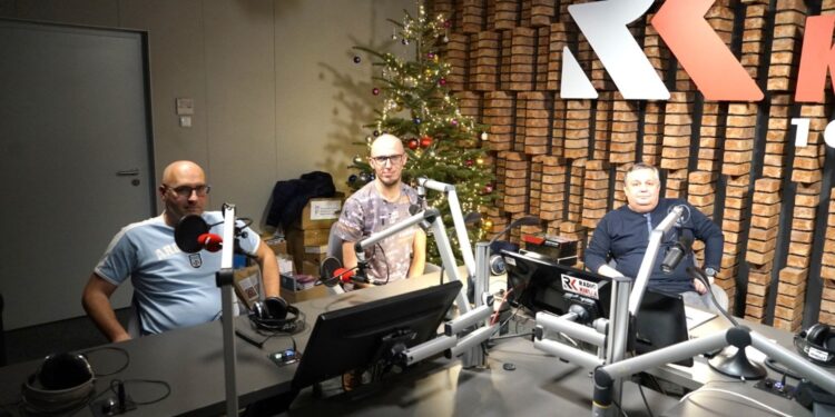 20.12.2021. Radio Kielce. Na zdjęciu (od lewej): Jaromir Kruk - tygodnik Piłka Nożna, Damian Wysocki - Radio eM Kielce, Jakub Rożek - Radio Kielce / Sebastian Kalwat / Radio Kielce