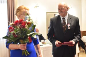 02.12.2021. Końskie. 19 par odebrało prezydencki Medal za Długoletnie Pożycie Małżeńskie. Na zdjęciu: Włodzimierz i Franciszka Wojciechowscy / Magdalena Galas-Klusek / Radio Kielce