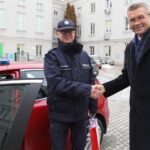 28.12.2021. Kielce. Przekazanie samochodu kieleckiej policji. Na zdjęciu (od lewej): insp. Tomasz Śliwiński - Komendant Miejski Polski w Kielcach, Bogdan Wenta - prezydent Kielc / Urząd Miasta Kielce