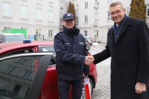 28.12.2021. Kielce. Przekazanie samochodu kieleckiej policji. Na zdjęciu (od lewej): insp. Tomasz Śliwiński - Komendant Miejski Polski w Kielcach, Bogdan Wenta - prezydent Kielc / Urząd Miasta Kielce