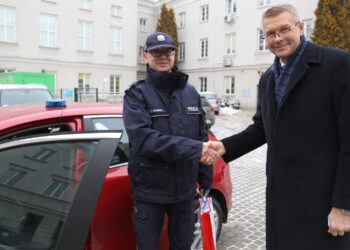 28.12.2021. Kielce. Przekazanie samochodu kieleckiej policji. Na zdjęciu (od lewej): insp. Tomasz Śliwiński - Komendant Miejski Polski w Kielcach, Bogdan Wenta - prezydent Kielc / Urząd Miasta Kielce