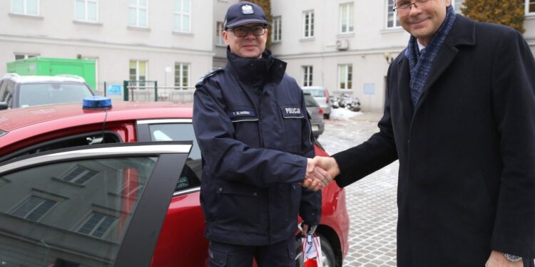 28.12.2021. Kielce. Przekazanie samochodu kieleckiej policji. Na zdjęciu (od lewej): insp. Tomasz Śliwiński - Komendant Miejski Polski w Kielcach, Bogdan Wenta - prezydent Kielc / Urząd Miasta Kielce