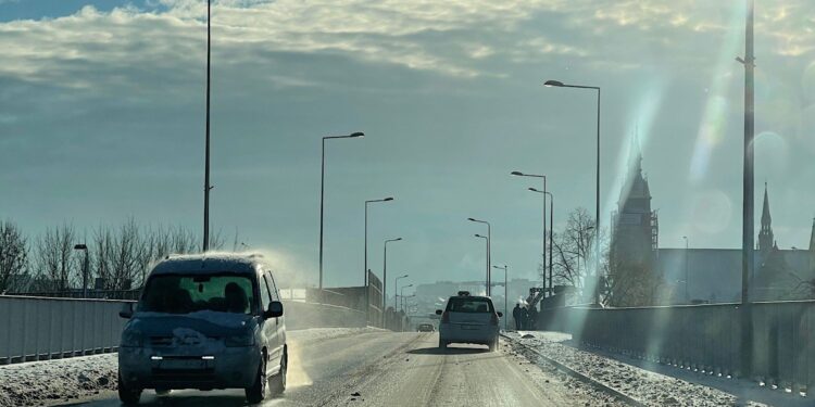 zima mróz ślisko śnieg droga / Wiktor Taszłow / Radio Kielce