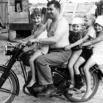 WFM M06 na półpiastówkach jako pojazd rodzinny. Ojciec robi zdjęcie, stryj za kierownikiem / archiwum Tomasza Ogieniewskiego