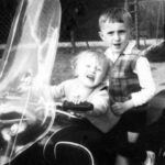 Z młodszym bratem na ojcowym Junaku M10. Rzadkość - duża szyba i osłony na nogi / archiwum Tomasza Ogieniewskiego