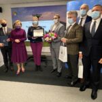 13.01.2022. Kielce. Konferencja w Wojewódzkim Funduszu Ochrony Środowiska i Gospodarki Wodnej w Kielcach. Na zdjęciu (od lewej): Ryszard Gliwiński - prezes WFOŚiGW, Anna Krupka - wiceminister sportu i turystyki, Patrycja Żak - beneficjentka programu „Czyste Powietrze”, Bartłomiej Orzeł - pełnomocnik premiera do spraw programu „Czyste Powietrze”, Krzysztof Słoń - senator PiS, Grzegorz Socha - zastępca prezesa WFOŚIGW i Paweł Mirowski - zastępca prezesa Narodowego Funduszu Ochrony Środowiska i Gospodarki Wodnej / Paulina Michta / Radio Kielce