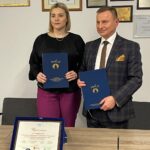 13.01.2022. Kielce. Konferencja w Wojewódzkim Funduszu Ochrony Środowiska i Gospodarki Wodnej w Kielcach. Na zdjęciu (od lewej): Patrycja Żak - beneficjentka programu „Czyste Powietrze” i Ryszard Gliwiński - prezes WFOŚiGW / Paulina Michta / Radio Kielce