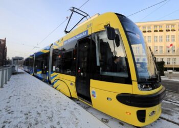 W poniedziałek 10 stycznia, na toruńskie tory wyjechał nowy tramwaj, którego patronką została Pani Generał Elżbieta Zawacka. Stało się to w rocznicę śmierci gen. Zawackiej / torun.pl