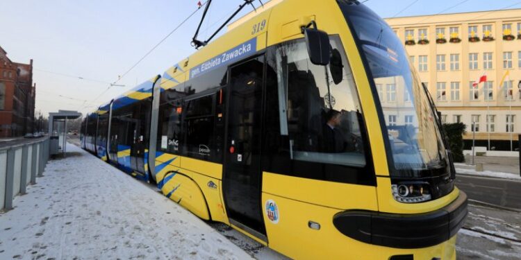 W poniedziałek 10 stycznia, na toruńskie tory wyjechał nowy tramwaj, którego patronką została Pani Generał Elżbieta Zawacka. Stało się to w rocznicę śmierci gen. Zawackiej / torun.pl