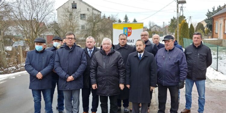 25.01.2022. Oddanie do użytku drogi w Kurzelowie, niedaleko Włoszczowy / Marcin Marszałek / Radio Kielce