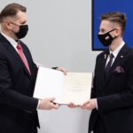 Warszawa. Powołanie Rady Dzieci i Młodzieży RP przy Ministrze Edukacji i Nauki. Na zdjęciu (od lewej): Przemysław Czarnek - minister edukacji i nauki i Michał Karbowniczek - uczeń II LO im. Jana Śniadeckiego w Kielcach / Ministerstwo Edukacji i Nauki
