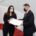 Warszawa. Powołanie Rady Dzieci i Młodzieży RP przy Ministrze Edukacji i Nauki. Na zdjęciu: Wiktoria Mazurczak - studentka UJK i Przemysław Czarnek - minister edukacji i nauki / Ministerstwo Edukacji i Nauki